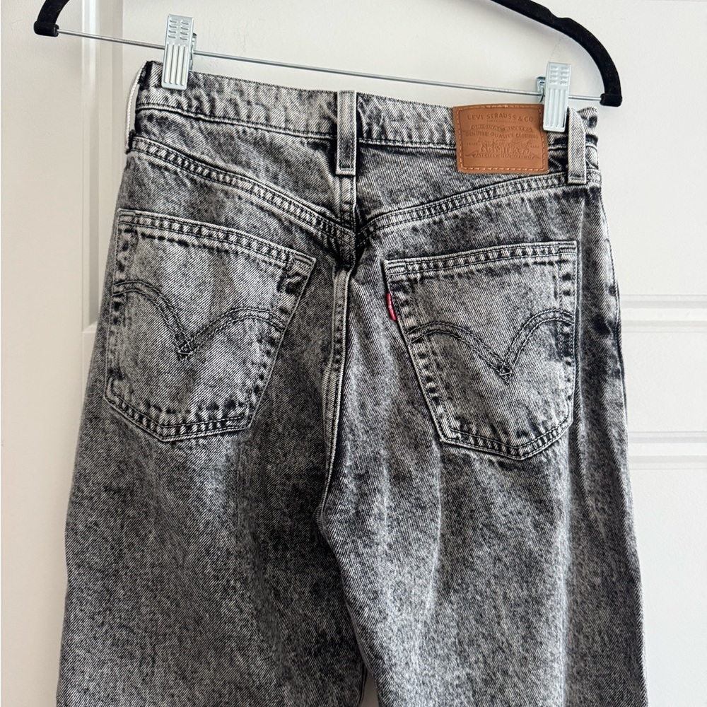 Women's Gray Acid Wash Levi’s Jeans - Picture 7 of 7